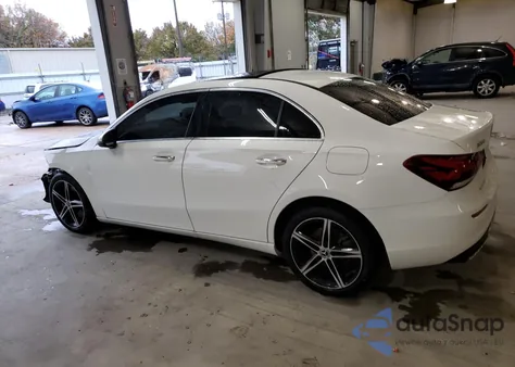 2021 Mercedes-Benz A 220 z USA, uszkodzony, nr VIN W1K3G4EB8MJ314818